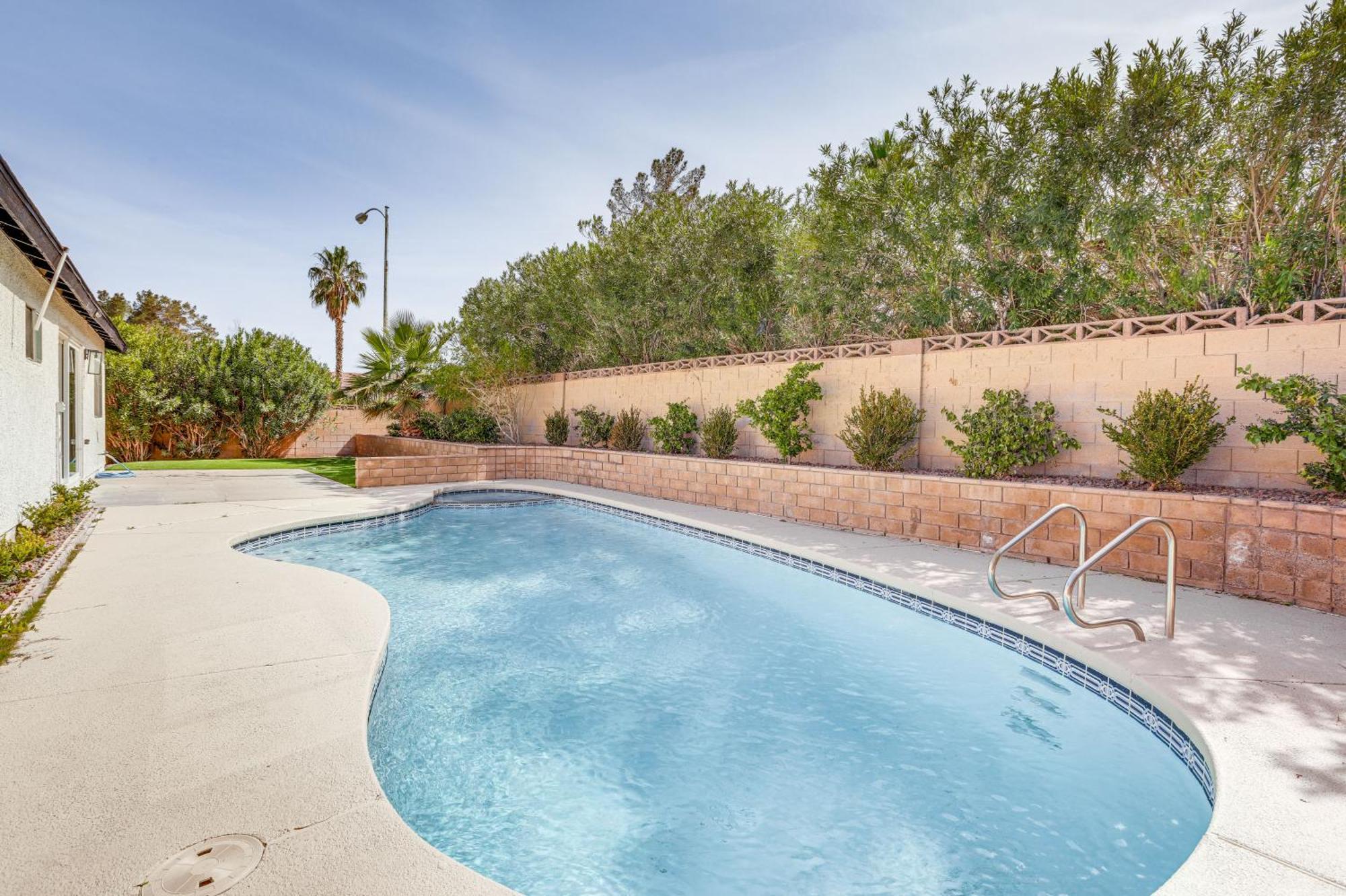 Pet-friendly Vegas With Pool 4 Mi To Strip Holiday home *