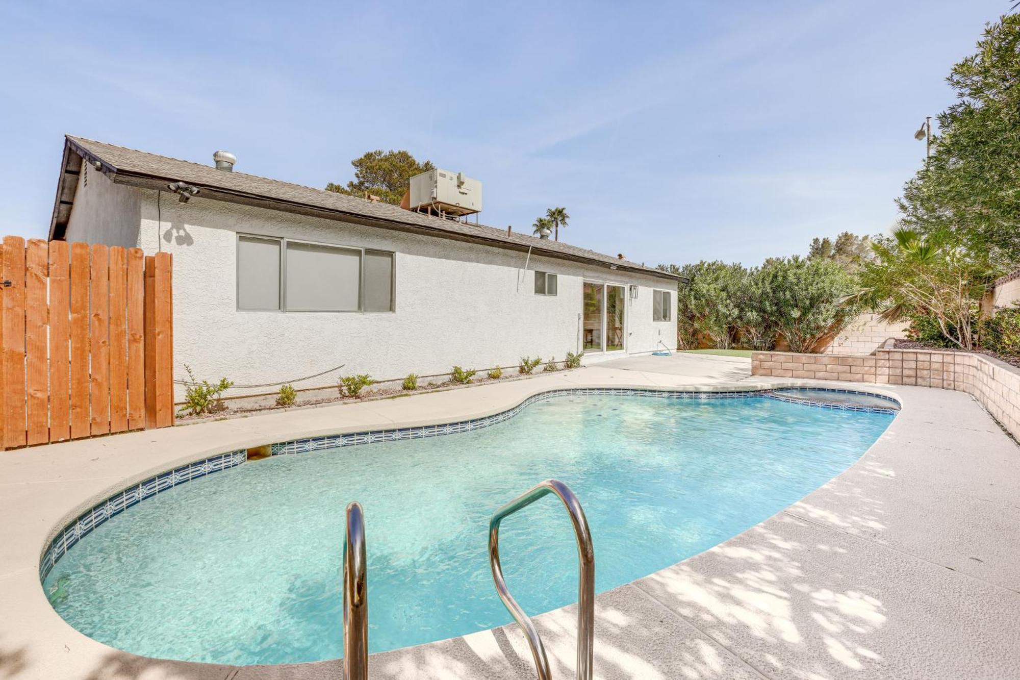 Pet-friendly Vegas With Pool 4 Mi To Strip Holiday home *